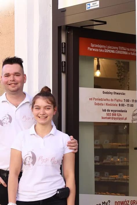 Kamila and Patryk in front of the PyziPyzi pastry shop in Kalisz, Poland